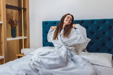 Güzel bir kadın tatilde otel odasında uyanıyor..