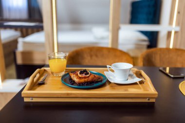 Tatlı olarak kahve ve portakal suyuyla servis edilen turtanın yakın çekimi..