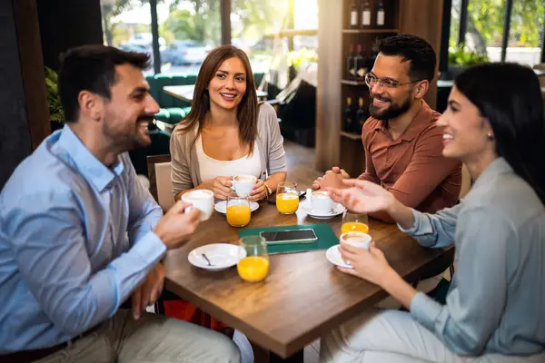 Bir grup arkadaş kafede takılıyor. Konuşmak, gülmek, kahve içmek ve portakal suyu içmek..