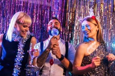 Karaoke 'de bir grup arkadaş. Şarkı söylüyorlar, dans ediyorlar ve eğleniyorlar..