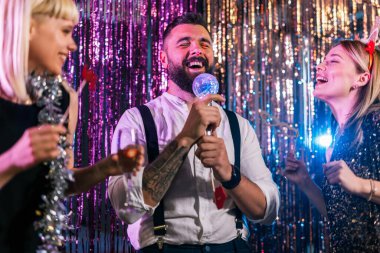 Karaoke 'de bir grup arkadaş. Şarkı söylüyorlar, dans ediyorlar ve eğleniyorlar..