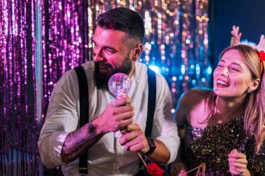 Karaoke 'de bir grup arkadaş. Şarkı söylüyorlar, dans ediyorlar ve eğleniyorlar..