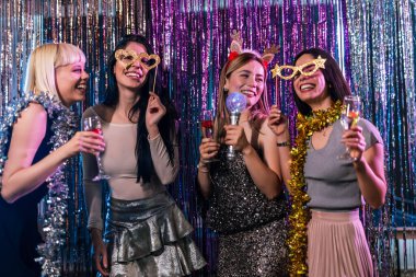 Bir grup kız en iyi arkadaş gece kulübüne gidiyor. Şampanya içerler, dans ederler, şarkı söylerler ve takılırlar..