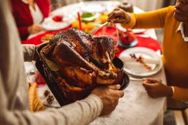 Şükran Günü yemeğinde yemek masasında Türkiye servis ediliyor..