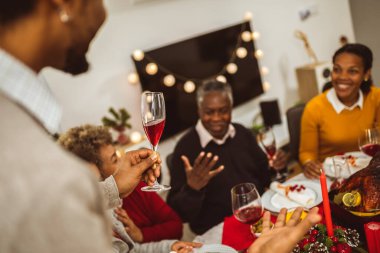 Afrikalı Amerikalı bir adam aile Noel yemeğinde konuşma yapıyor..