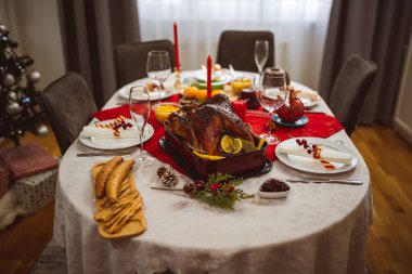 Kızarmış hindi yemek masasında servis edilir. Noel, Şükran Günü