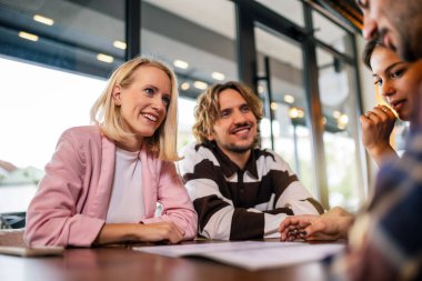 Arkadaşlar restorandaki menüye bakıp ne yiyeceklerini seçiyorlar..