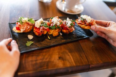 Lokantadaki bir toplantıda kanepe aperatif olarak sunuldu. Yiyecek ve içecek konsepti.