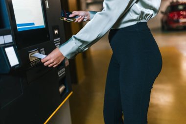 İş kadını bir yeraltı garajına ters park ediyor..