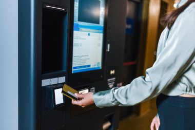 İş kadını bir yeraltı garajına ters park ediyor..