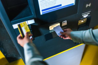 İş kadını bir yeraltı garajına ters park ediyor..