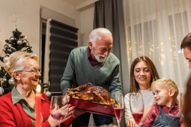 Yemek masasında lezzetli bir hindi. Aile yemeği..