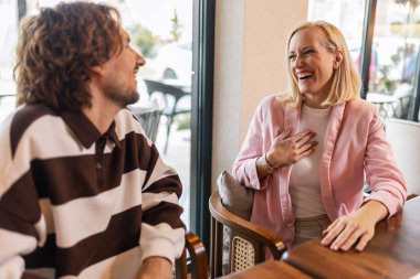 Kafede buluşan bir çift. Konuşuyorlar ve eğleniyorlar..