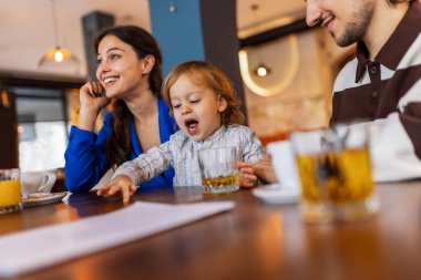 Kafede takılan arkadaşlar. İçiyorlar ve konuşuyorlar..