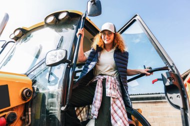 Genç kızıl kadın kazıcı kullanıyor..