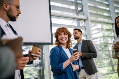 Bir grup çok kültürlü meslektaşım konferans odasında durup kahve molası veriyorlar..