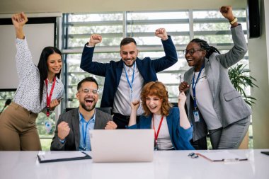 Çok ırklı iş adamlarının portresi. Başarılarını kutluyorlar..