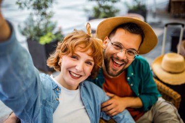 Genç bir çift restoranda selfie çekiyor..