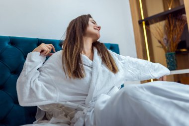 Güzel bir kadın tatilde otel odasında uyanıyor..