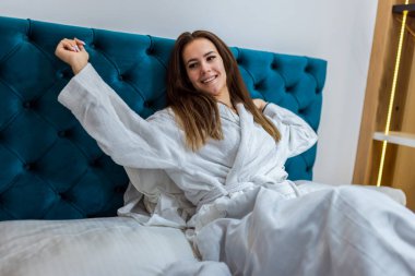 Güzel bir kadın tatilde otel odasında uyanıyor..