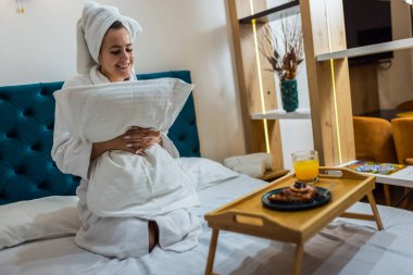 Otel odasında kafasında bornoz ve havlu olan güzel bir kız. Tatilde dinleniyorum..