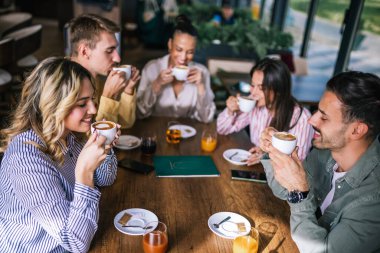 Lokantada kahve içen mutlu arkadaşlar. Birlikte takılıp eğleniyoruz..