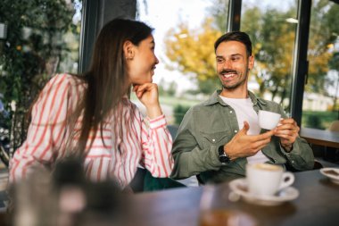 Bir restoranda kahve ve meyve suyu içen mutlu arkadaşlar. Birlikte takılıp eğleniyoruz..