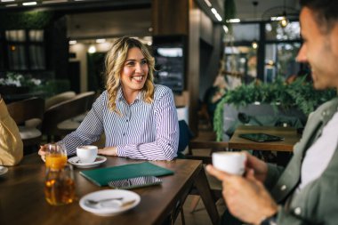 Bir restoranda kahve ve meyve suyu içen mutlu arkadaşlar. Birlikte takılıp eğleniyoruz..