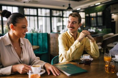 Bir restoranda kahve ve meyve suyu içen mutlu arkadaşlar. Birlikte takılıp eğleniyoruz..