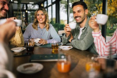Bir restoranda kahve ve meyve suyu içen mutlu arkadaşlar. Birlikte takılıp eğleniyoruz..