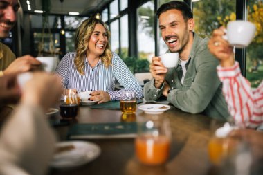 Bir restoranda kahve ve meyve suyu içen mutlu arkadaşlar. Birlikte takılıp eğleniyoruz..