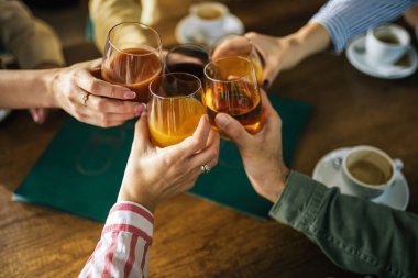 Bir grup arkadaş bir barda içkiyle kadeh kaldırıyor..