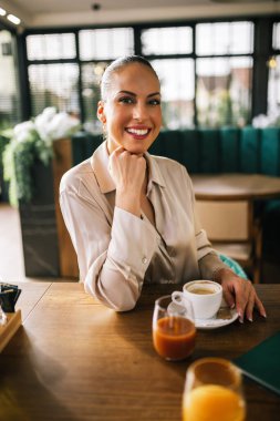 Restoranda kahve içen güzel bir kadının portresi..