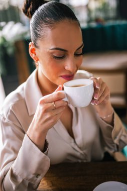 Restoranda kahve içen güzel bir kadının portresi..