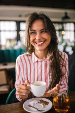 Restoranda kahve içen güzel bir kadının portresi..