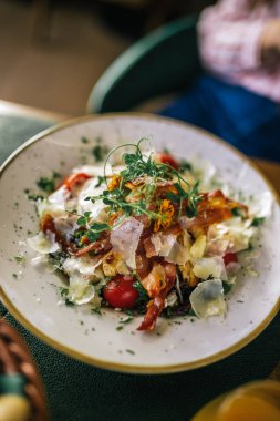 Kiraz domatesli Sezar salatası, ekmek ve peynir..