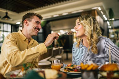 Lokantada birbirini besleyen tatlı bir çift..