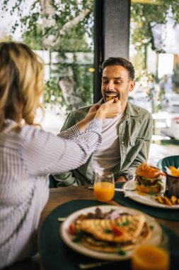 Lokantada birbirini besleyen tatlı bir çift..