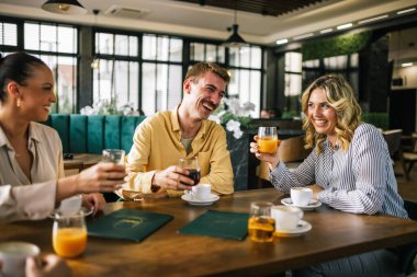 Bir grup arkadaş kafede içiyor..