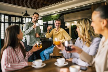 Bir grup bayan arkadaş restoranda kahve içerken arkadaki adamlar flört edip onlara içki göndermeye çalışıyor. Kızlar kıkırdar ve dedikodu yaparlar..