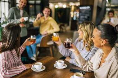 Bir grup bayan arkadaş restoranda kahve içerken arkadaki adamlar flört edip onlara içki göndermeye çalışıyor. Kızlar kıkırdar ve dedikodu yaparlar..
