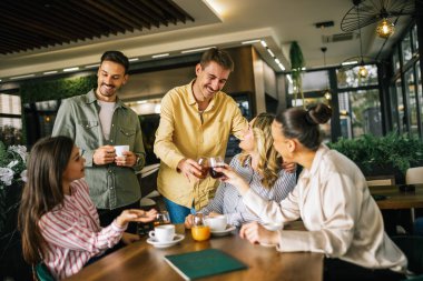 Bir grup bayan arkadaş restoranda kahve içerken arkadaki adamlar flört edip onlara içki göndermeye çalışıyor. Kızlar kıkırdar ve dedikodu yaparlar..