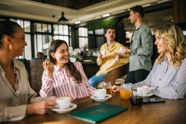 Bir grup bayan arkadaş restoranda kahve içerken arkadaki adamlar flört edip onlara içki göndermeye çalışıyor. Kızlar kıkırdar ve dedikodu yaparlar..