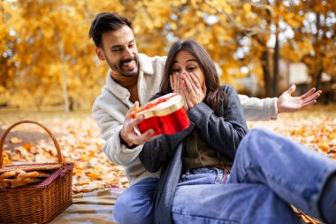 Sevgililer Günü 'nde sevgilisine piknikte hediyeyle sürpriz yapıyor..
