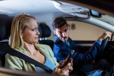 Arabadaki mutlu çift etrafta dolaşıyor. Kız arkadaşı telefonunda harita kullanıyor..