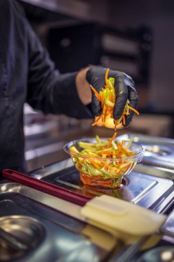 Aşçı mutfakta lezzetli salata yapıyor..