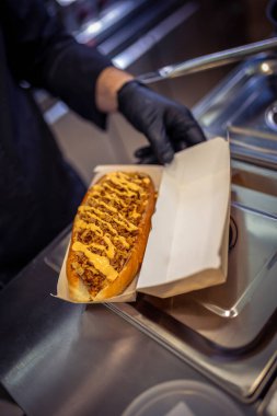 Restoranda hardallı domuz sandviçi..