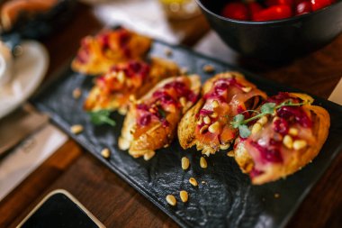 Lokantadaki bir toplantıda kanepe aperatif olarak sunuldu. Yiyecek ve içecek konsepti.