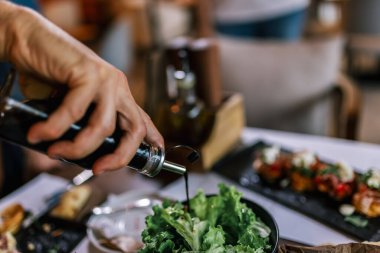 Adam salatasını restoranda tatlandırıyor..