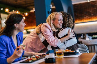 Arkadaşlar birbirlerini restoranda görüp merhaba demek için uğramışlar..